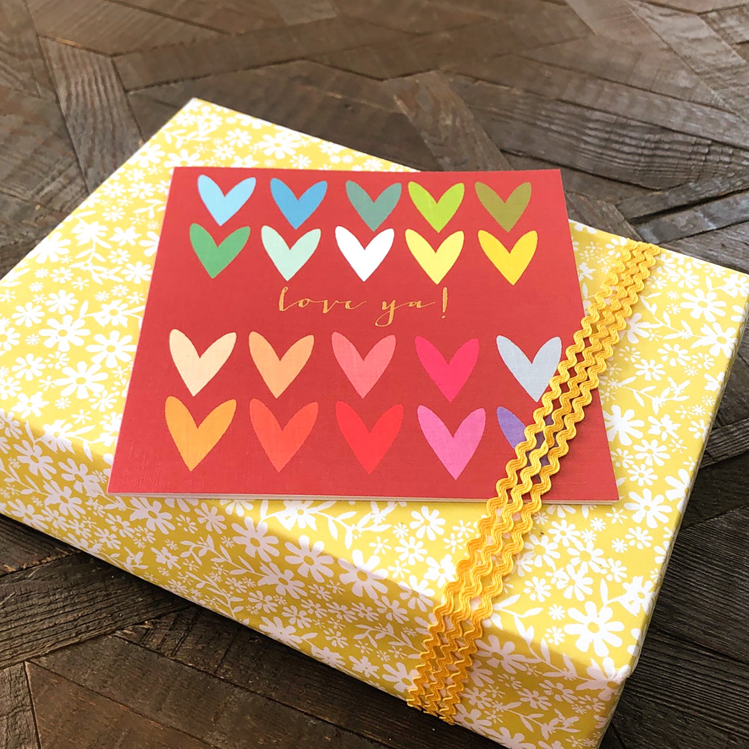 WO44 gold foiled love ya! greetings card